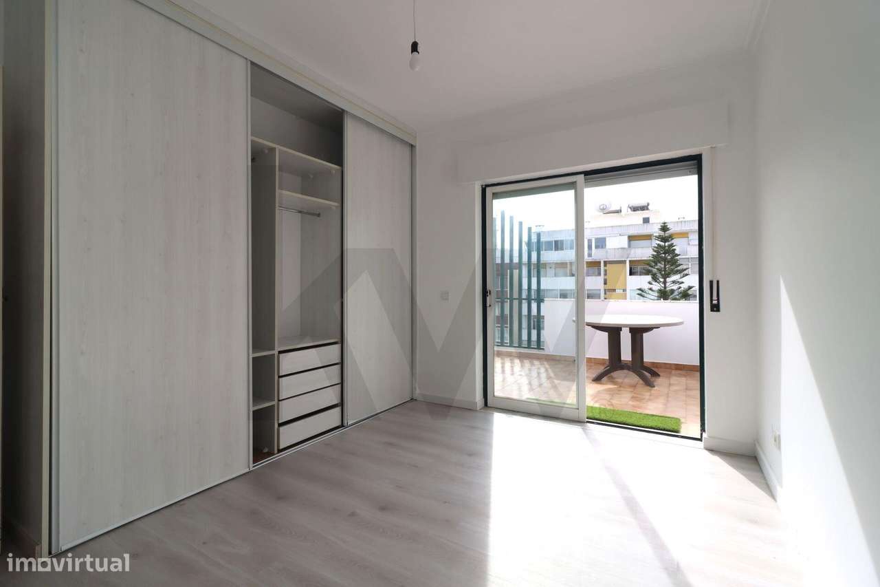 Apartamento T2 exclusivo no último piso do Edifício Royal com terraço-3