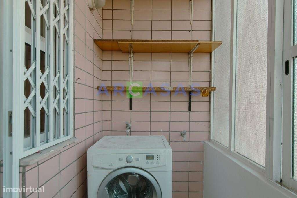 Apartamento T2 renovado, com lugar de garagem e varanda em Baguim do M-19