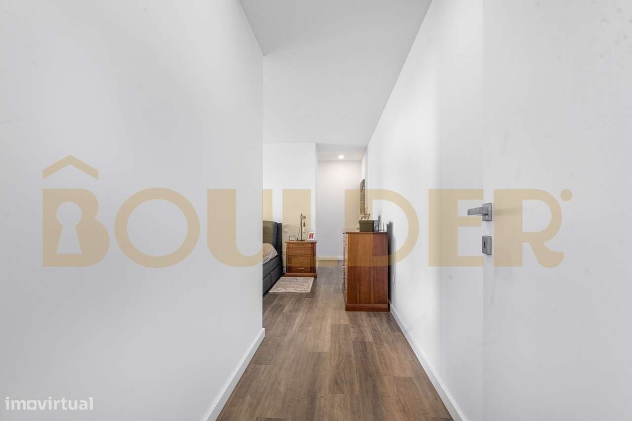 Moradia Térrea T4 de Arquitetura Moderna com Piscina-17