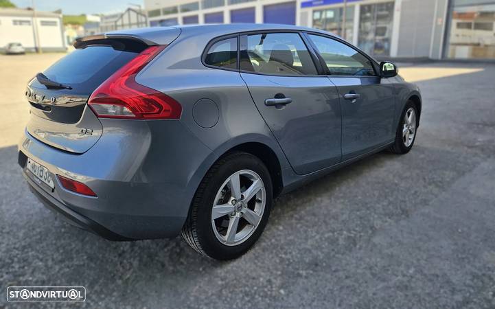 Volvo V40 2.0 D2 Momentum - 4