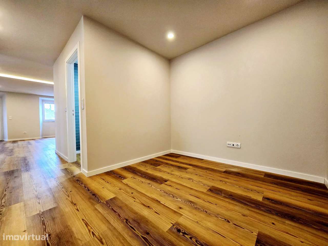 A casa onde o seu futuro começa – Moradia T3 remodelada, moderna e lum-13