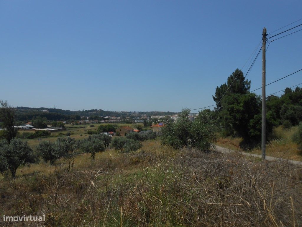 terreno junto à cidade que permite 6.000m2 de construção