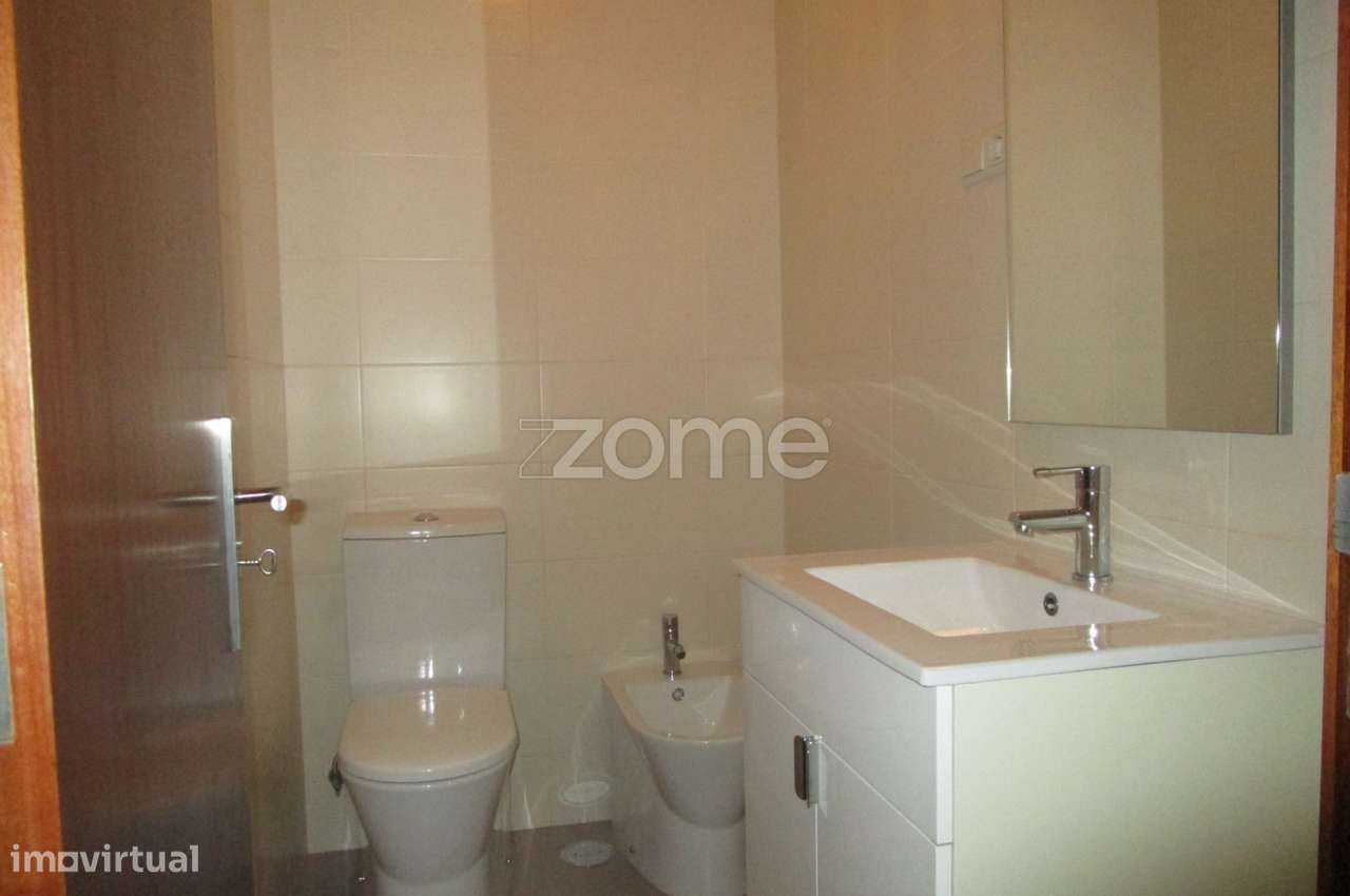 Moradia T 3 e comercio situada em Azurém Guimarães - Grande imagem: 5/36