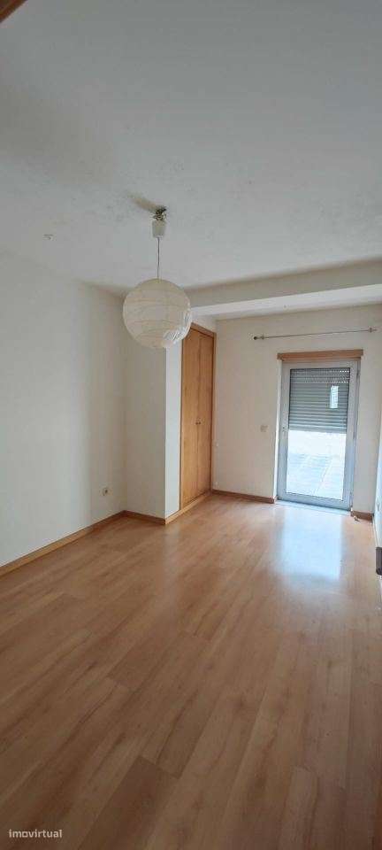 Apartamento T2 com parqueamento e vista de mar.  A 3 minutos da pra...-11