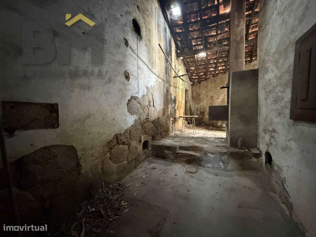 Edifício antigo no centro da aldeia de Proença-a-Velha-17