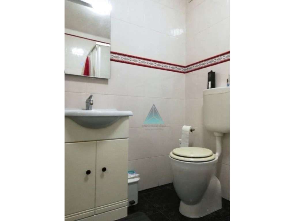 ApartamentoT2 com Open Space e 2 Entradas Independentes na Baixa da...-17