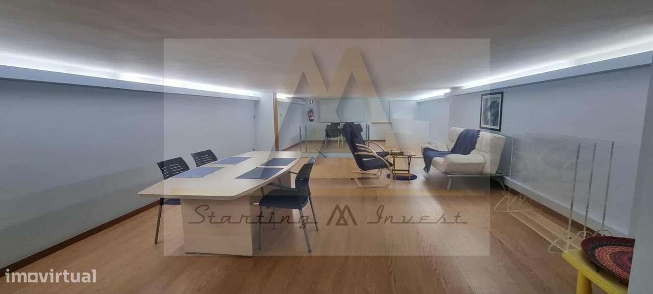 Loja comercial no largo do passeio Alegre, na Póvoa de Varzim.-10