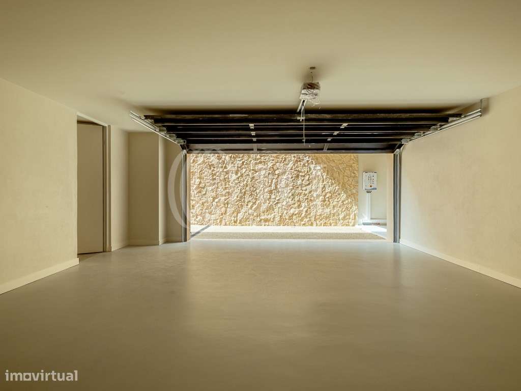 Moradia T3+1 com jardim, piscina e garagem, no Estoril-37
