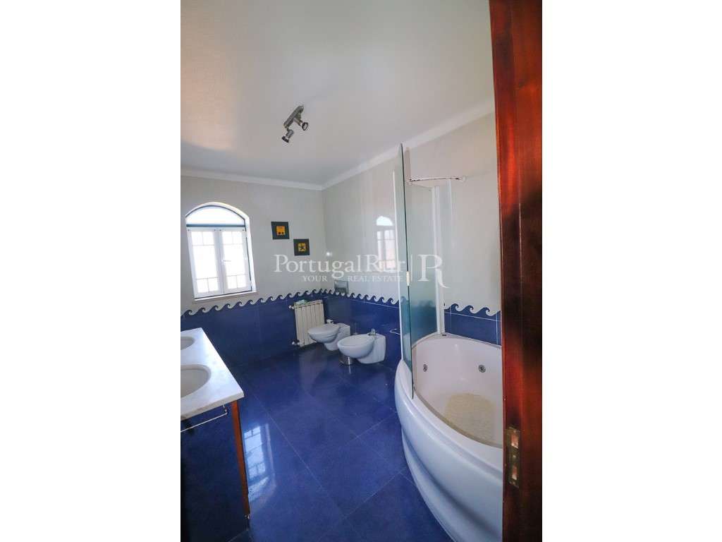 Elegante Moradia T4 com Jardim e Anexos em Alpiarça-26