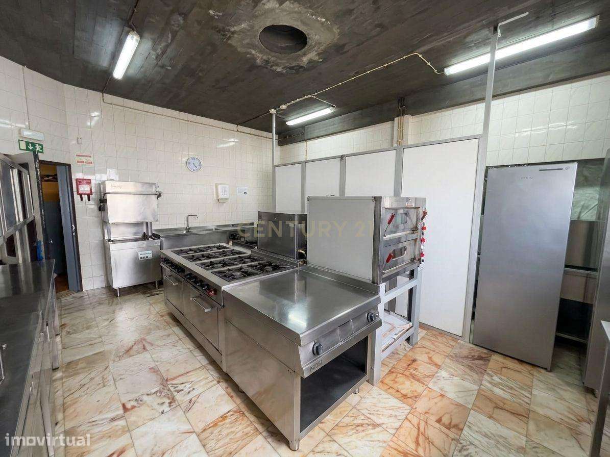 Oportunidade de Negócio — Bar/Restaurante no Centro de Santa Cruz das-5