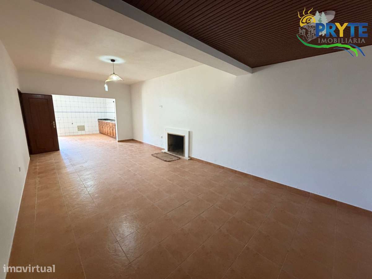 Moradia em Excelentes Condições com Amplo Terreno - Oportunidade Única-49