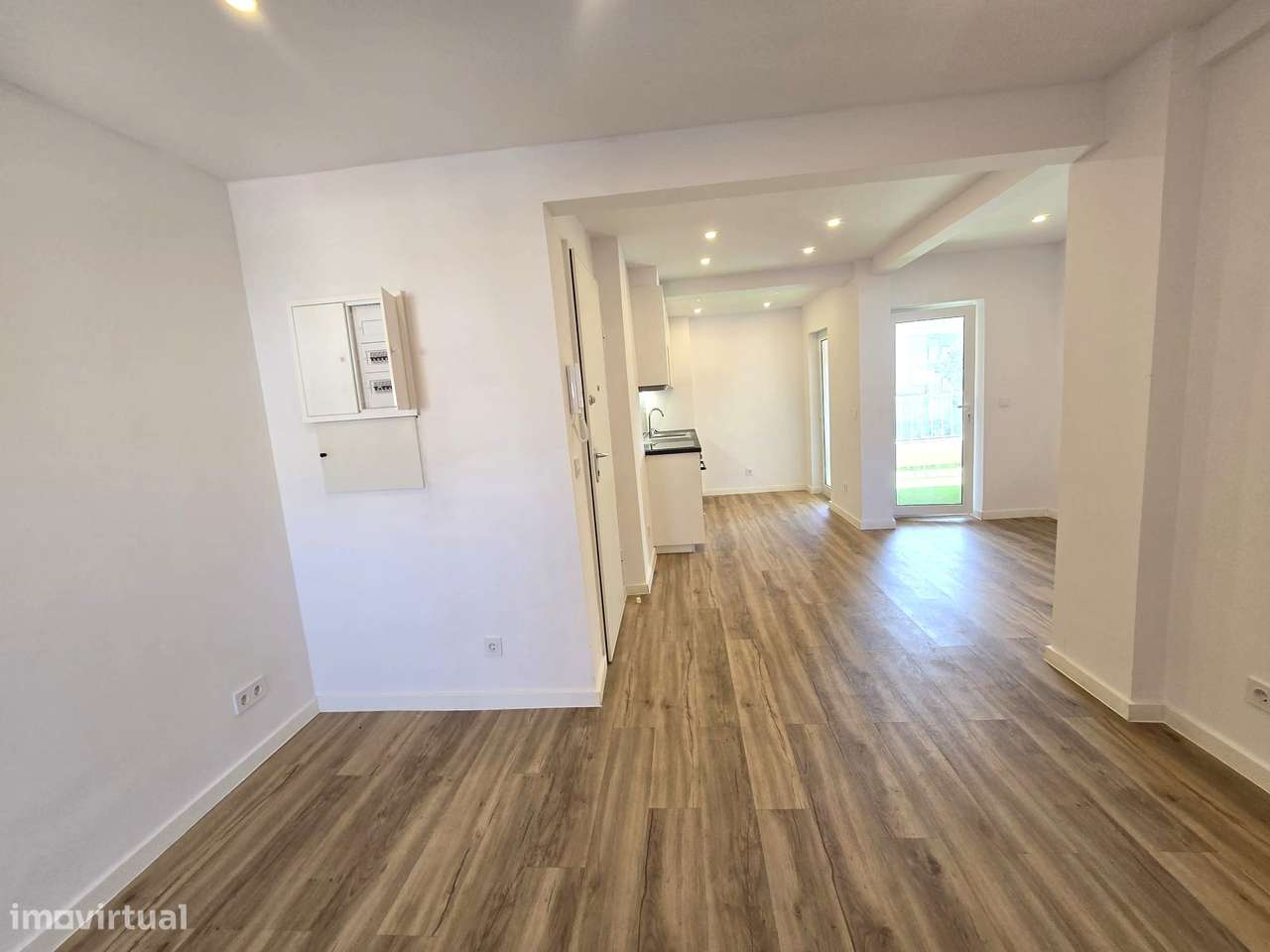 Apartamento T2 Remodelado com Varanda - Queluz-14