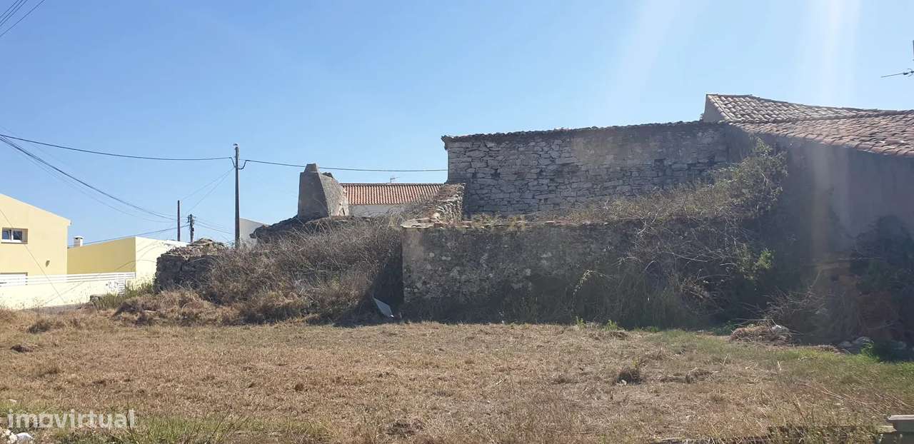 Terreno Urbano com ruína e projeto aprovado para uma moradia T4 na Mou-5