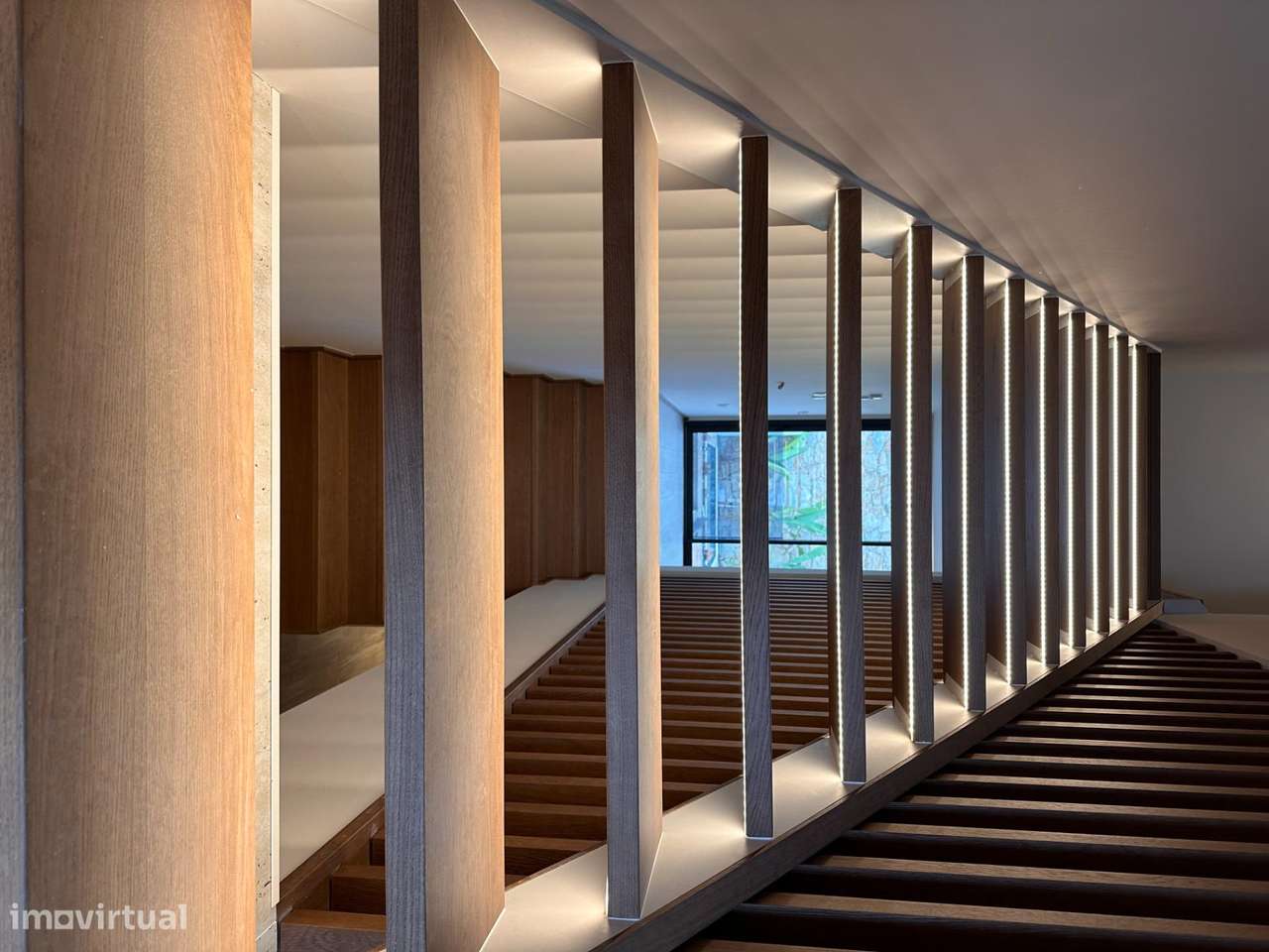 Moradia de Gaveto com dois pisos e garagem lateral-39