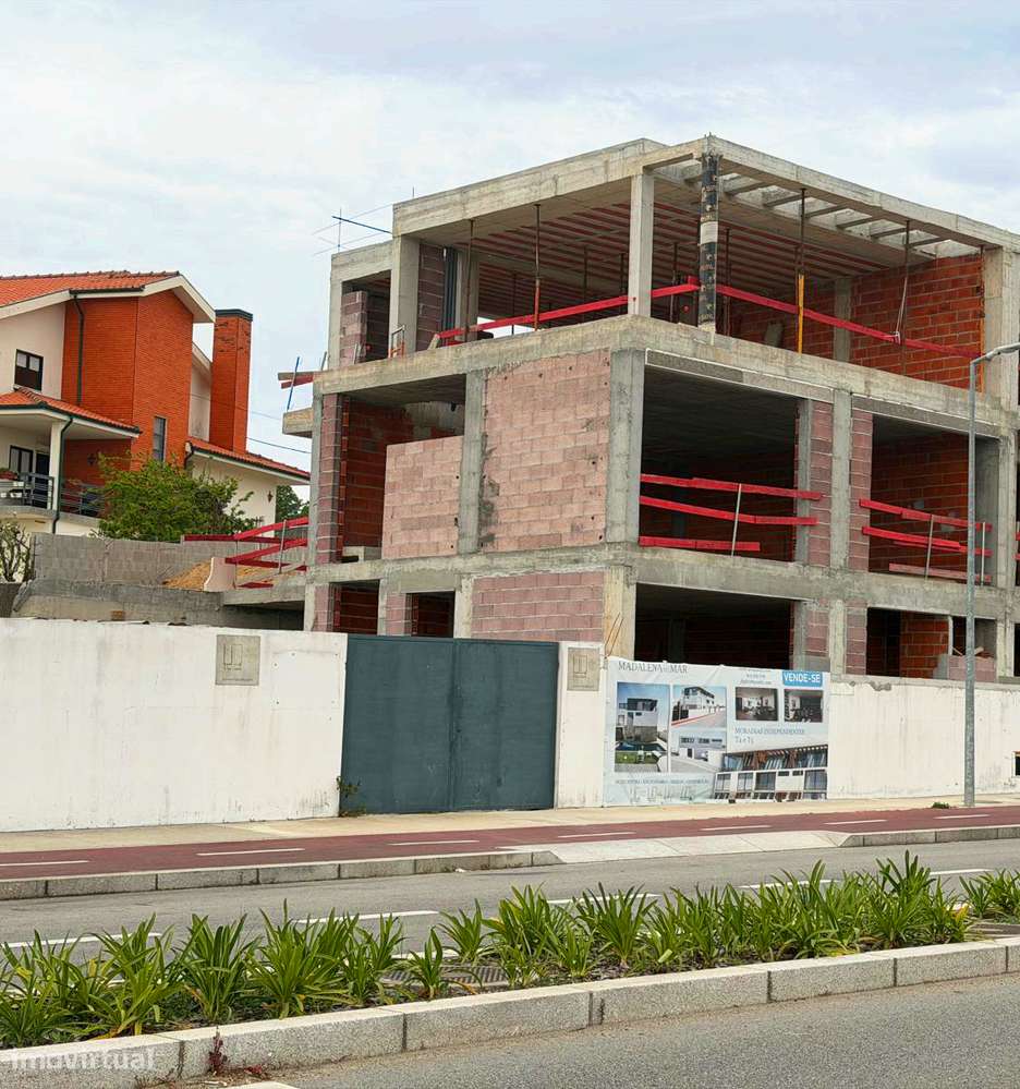 Moradia independente T5 – À praia da Madalena-0