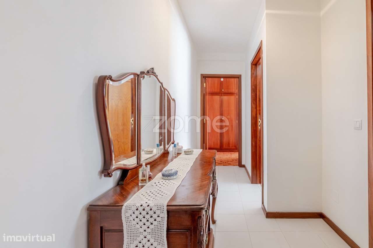 Apartamento T3 com garagem, varanda e arrumos-11