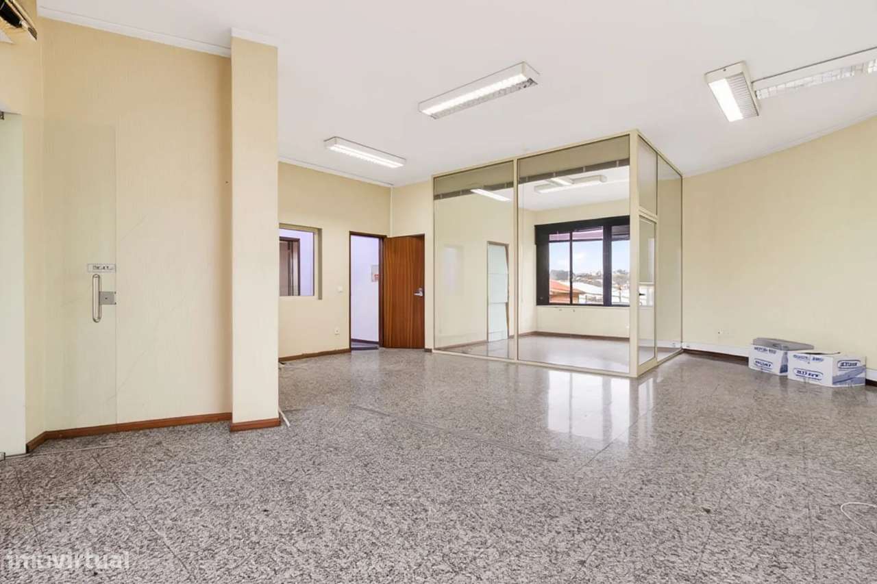 Armazém / Edifício Industrial com 1.800 m² | Avintes – Frente à N222-20