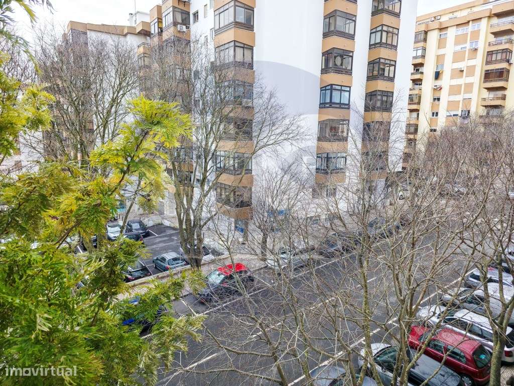 T2 com Cozinha Equipada, Varanda, 2 WC's, 3 Roupeiros embutidos e G...-17