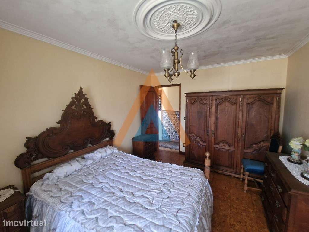 Excecional casa com 3 pisos e anexos, amplos espaços, possibilidade...-24