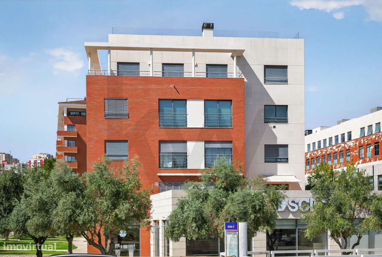 Loja/Escritório com 300 m2, 2 lugares de garagem –  Av Infante D. Henr - Grande imagem: 4/27