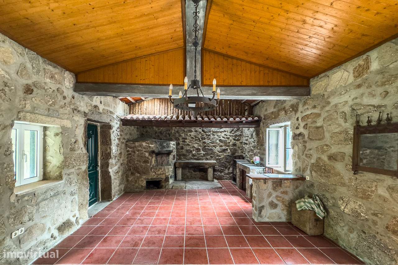 Moradia T4 Independente + T0 em Lago, Amares - Oportunidade Única!-13