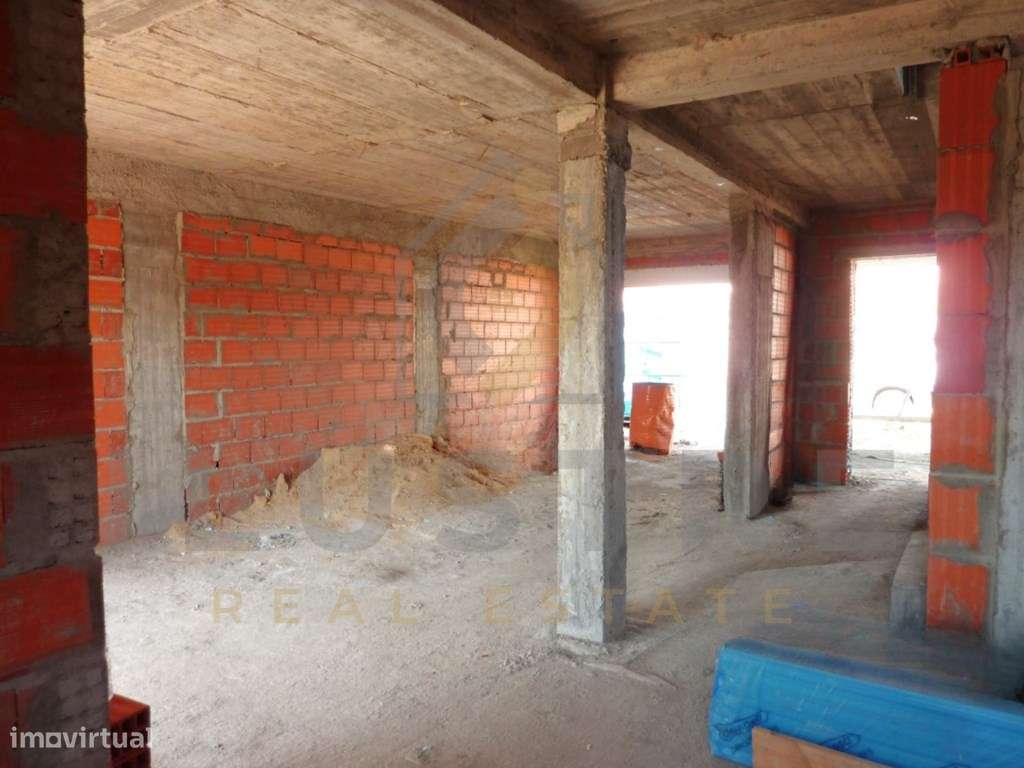 Moradia T3 em construção com logradouro e garagem em Sesimbra-12
