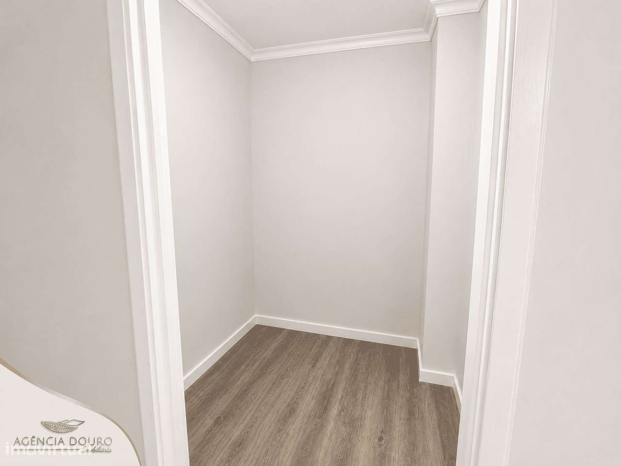 Apartamento T1+1 remodelado no centro de Matosinhos-12