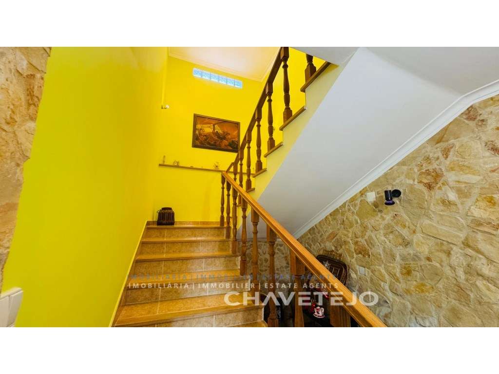 Quintinha T4 com Amplas zona para Oficinas, Terreno Plano e Enorme ...-24