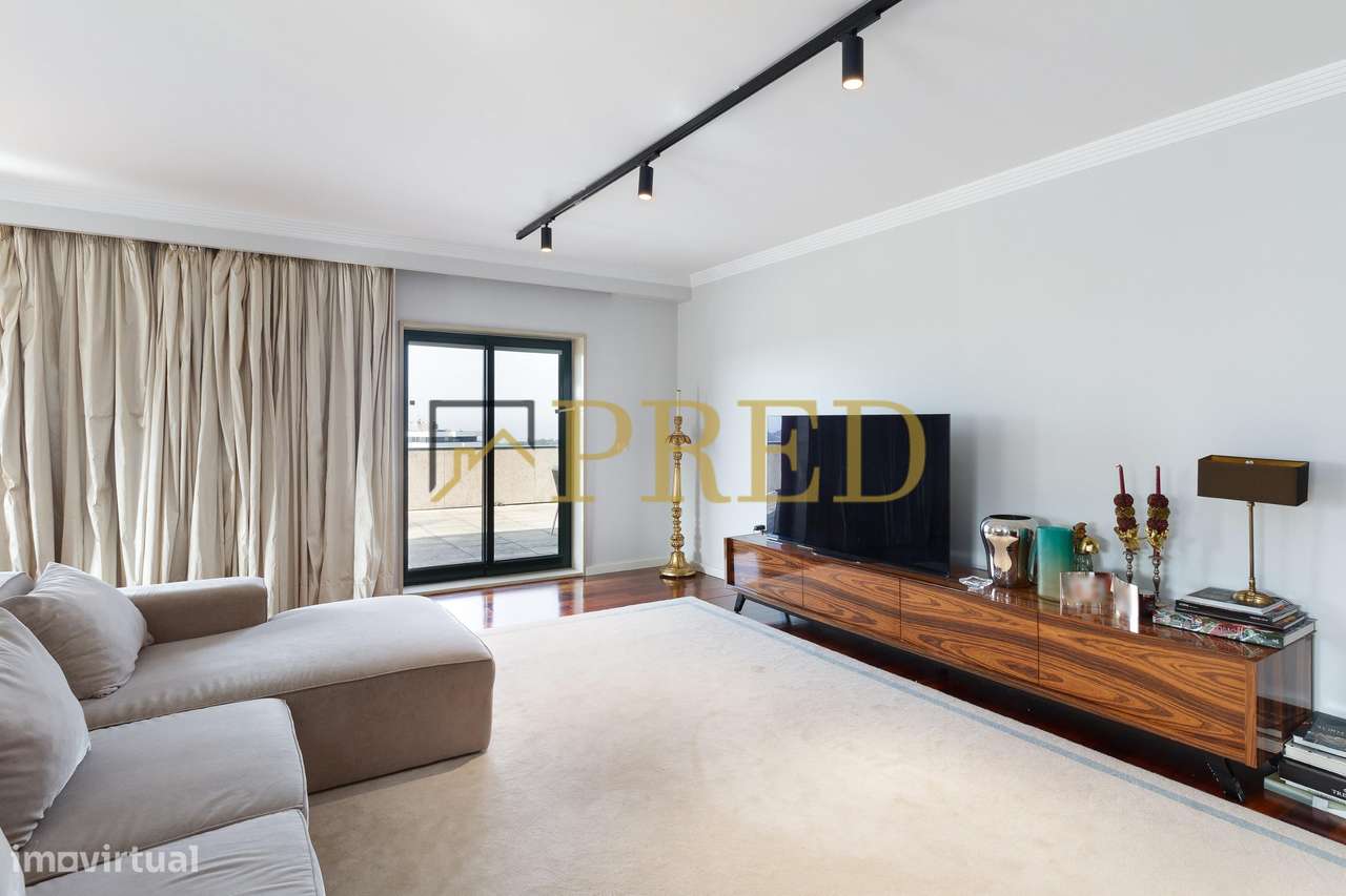 Apartamento T5, inserido no condomínio fechado 'Edifício Plaza' - Grande imagem: 4/43