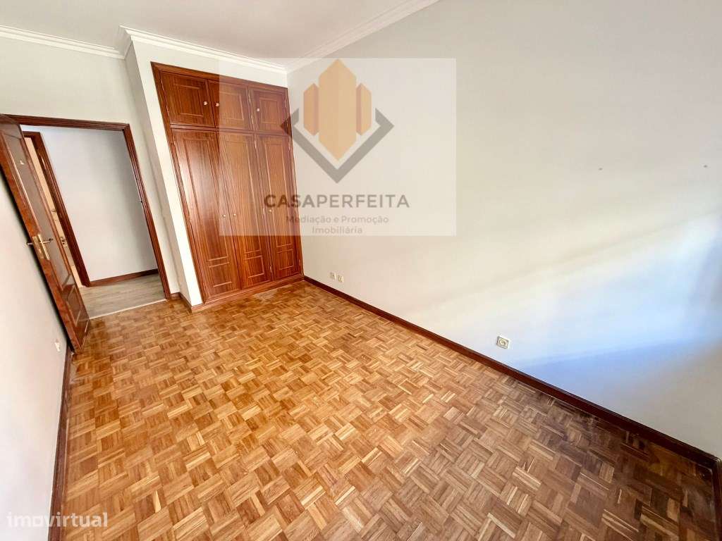 Apartamento T1 com Varanda e Lugar de Garagem - Canelas-10