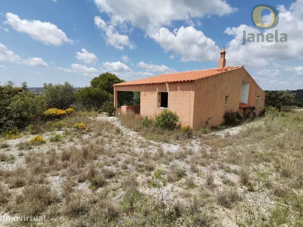 Moradia inserida em terreno com 5.000 m2, com vista mar e serra - Grande imagem: 2/19