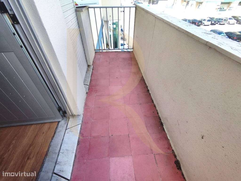Apartamento T2 com varanda nas Paivas - Seixal-22