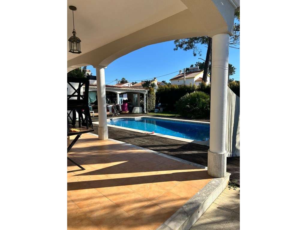 Vende-se Moradia V5 na Aroeira - Almada-17