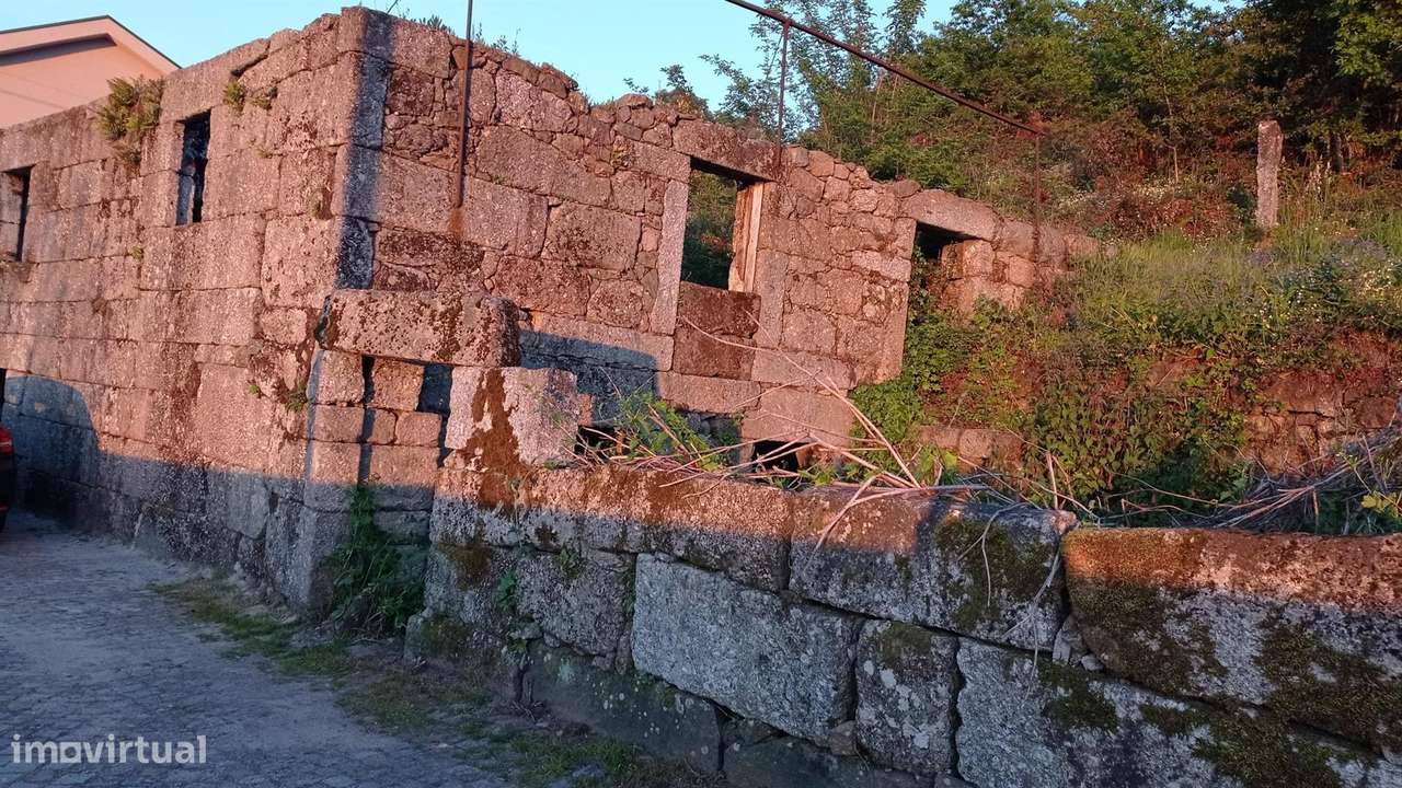 Moradia para restauro em Antime-15