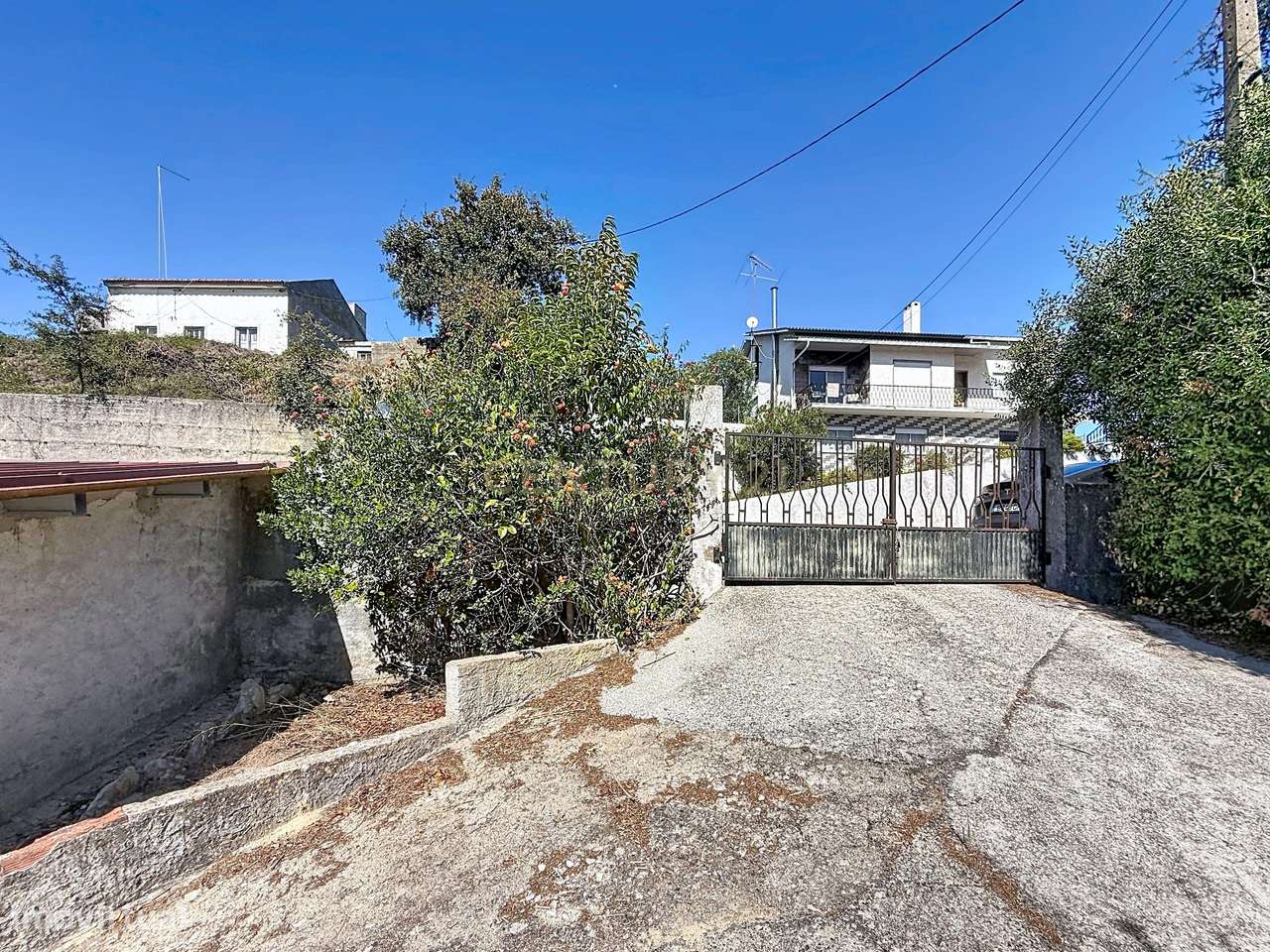 Moradia Espaçosa com 5 Quartos, Garagem Dupla e Vistas Deslumbrantes s-49