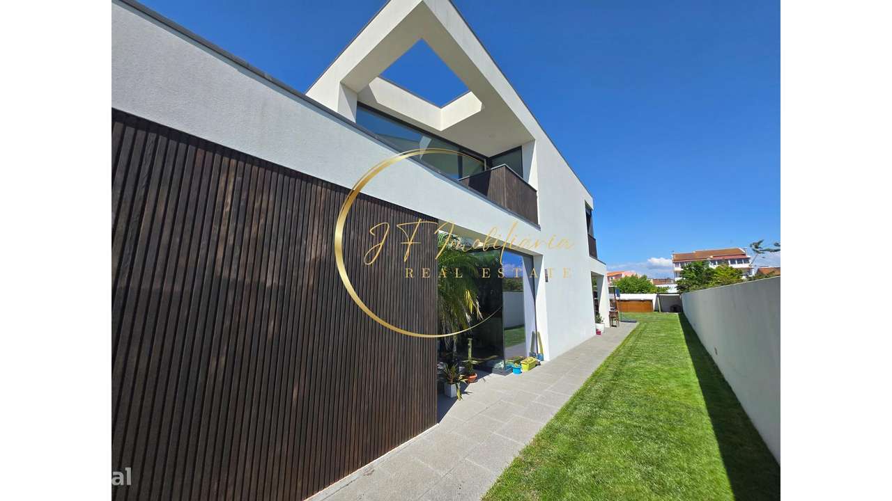 Moradia T4 de Luxo com Jardim-23