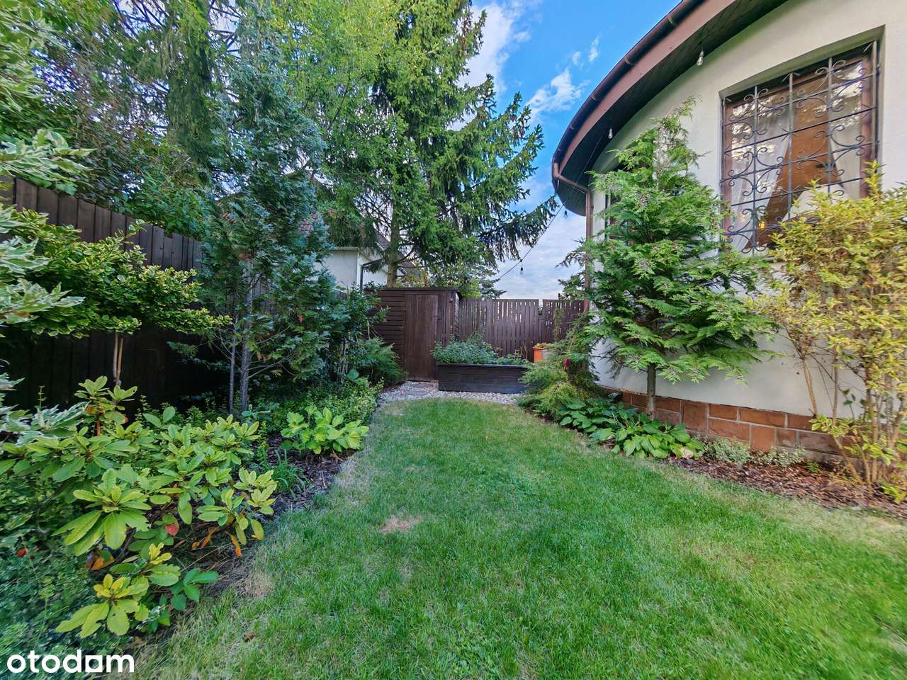 Dom w centrum Łomianek z pięknym ogrodem-12