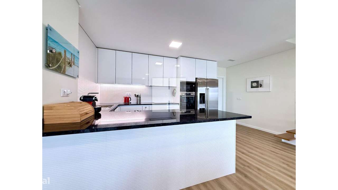 Espaçoso T4+1 Duplex c/ Vista Mar-15