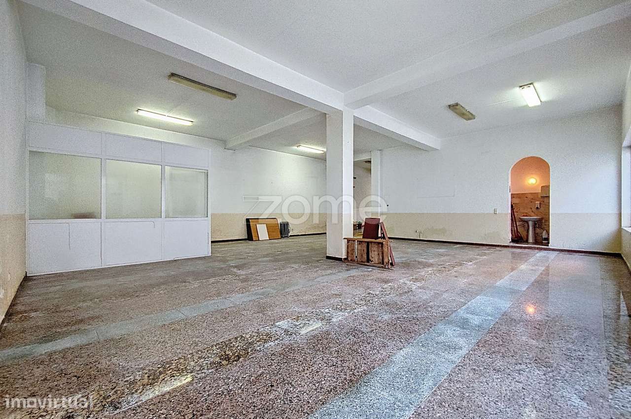 Loja no centro de São Bartolomeu de Messines com 216m2-18