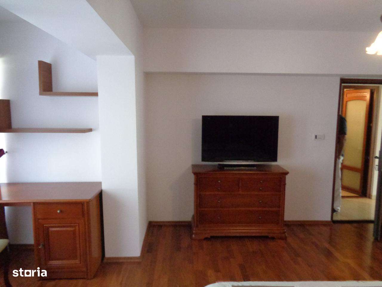 Apartament 3 camere, Centru, etaj 2, finisaje lux, mobilat, centrala - Imagine principală: 4/11