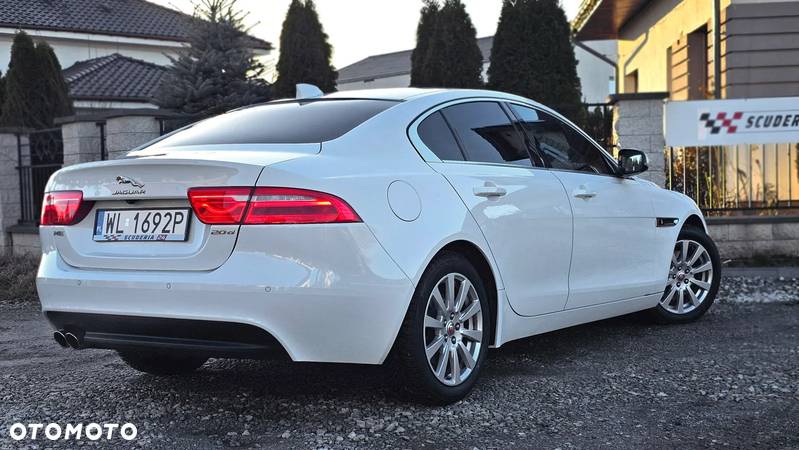 Jaguar XE 2.0 D Prestige - 11