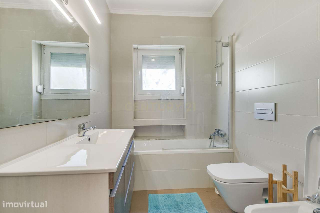 Terreno de 956m2 com duas moradias em Alcântara, Lisboa, uma T4 e T3-31