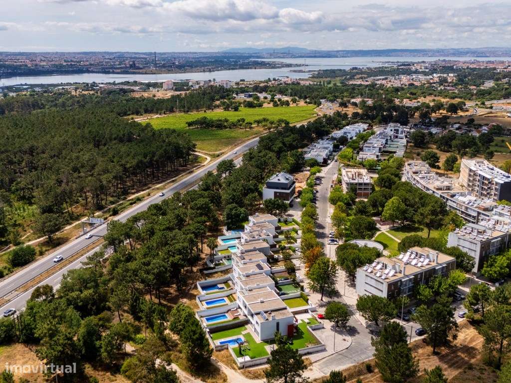 Exclusiva Moradia T4 com garagem, piscina e jacuzzi, rodeada por na...-32