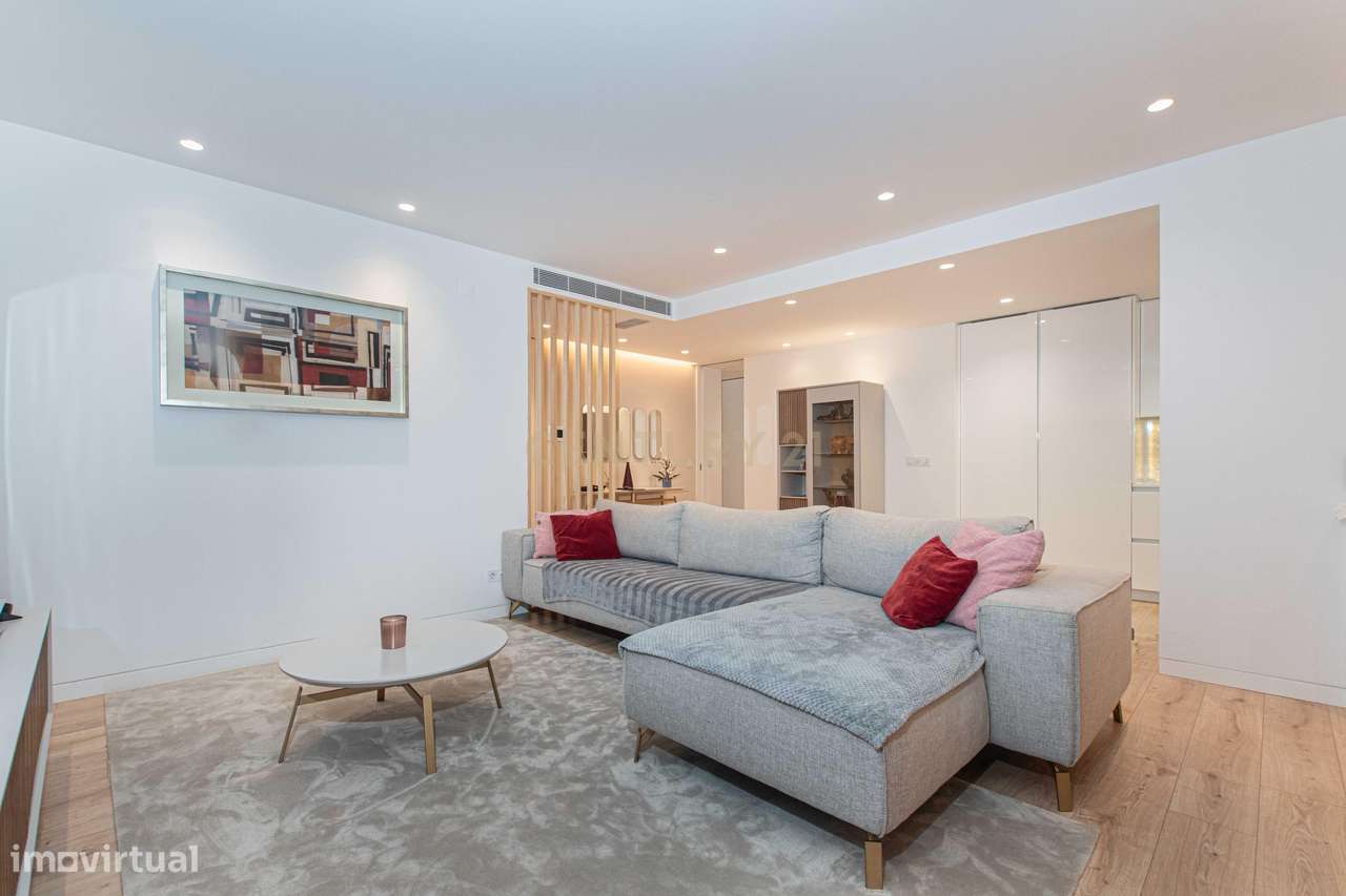 T4 Exclusivo com Terraço e Box para 2 Carros no Jardim da Amoreira-1