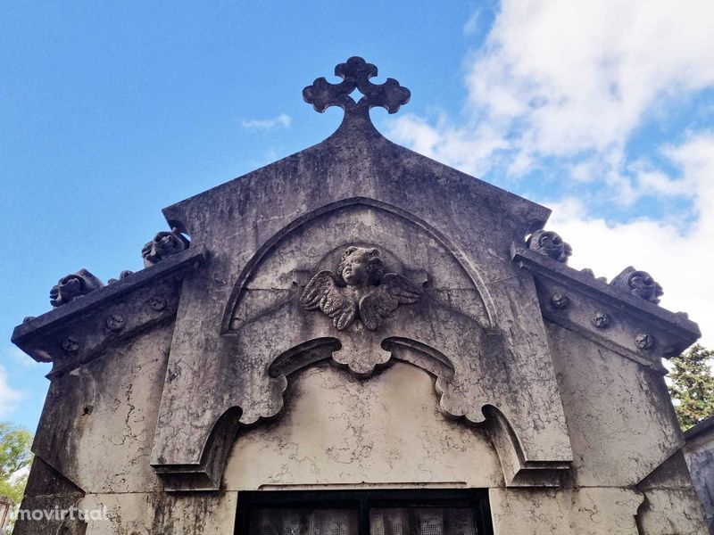 Jazigo  para venda - junto à capela do Cemitério do Alto de São João