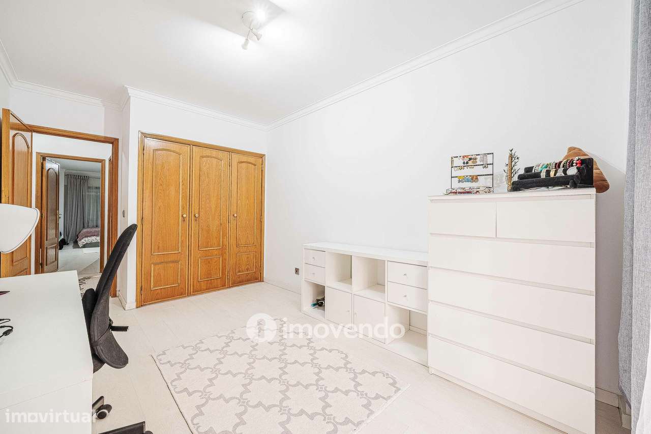 Apartamento T3, com estacionamento e arrecadação, na Ramada-34