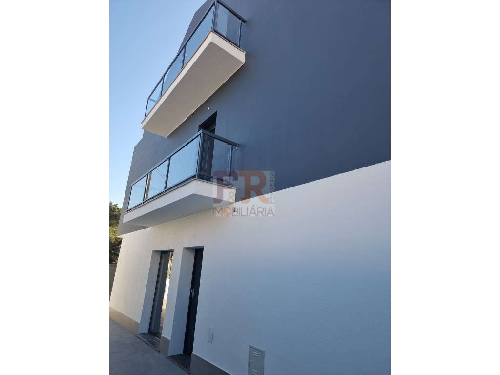 Moradia Geminada T3 com garagem e Terraço Quinta do Conde Sesimbra-12