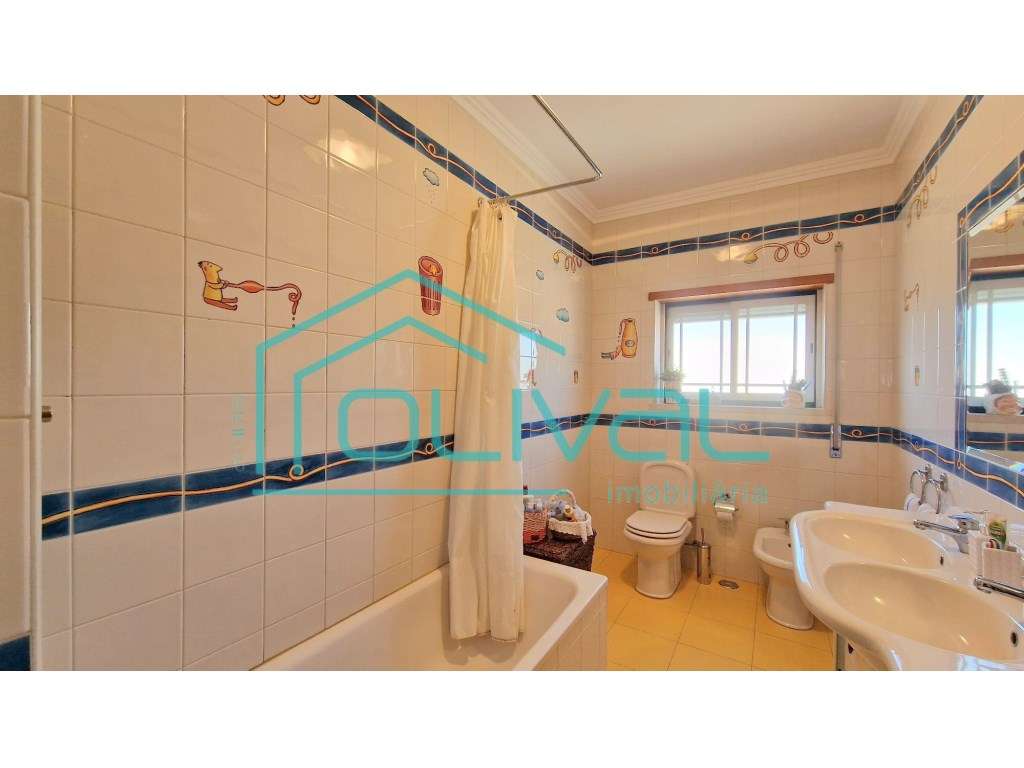 T4 com Arrecadação e Garagem Box no Centro de Benavente - Excelente...-19