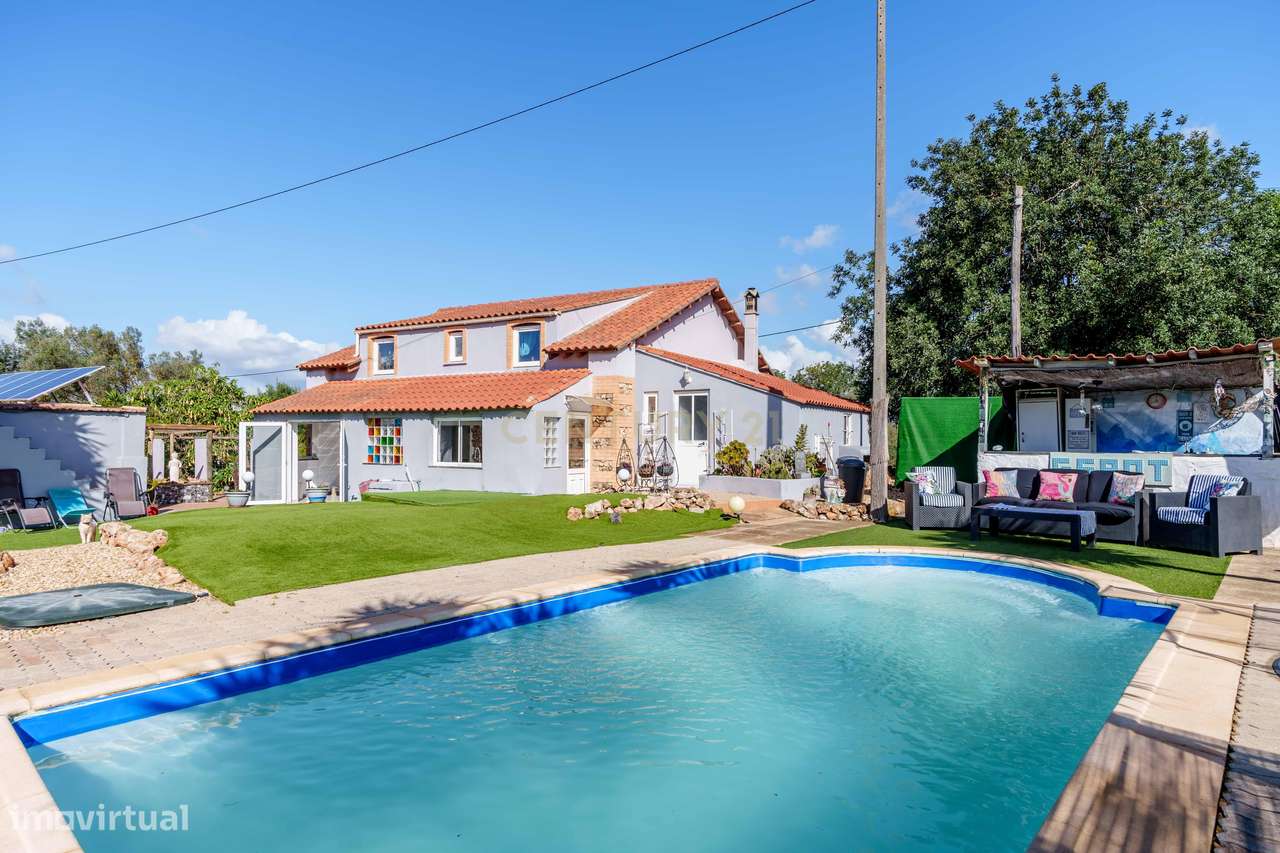 MORADIA T4 EM ESTILO RÚSTICO, SITUADA EM UM AMBIENTE CAMPESTRE COM PIS - Grande imagem: 2/42