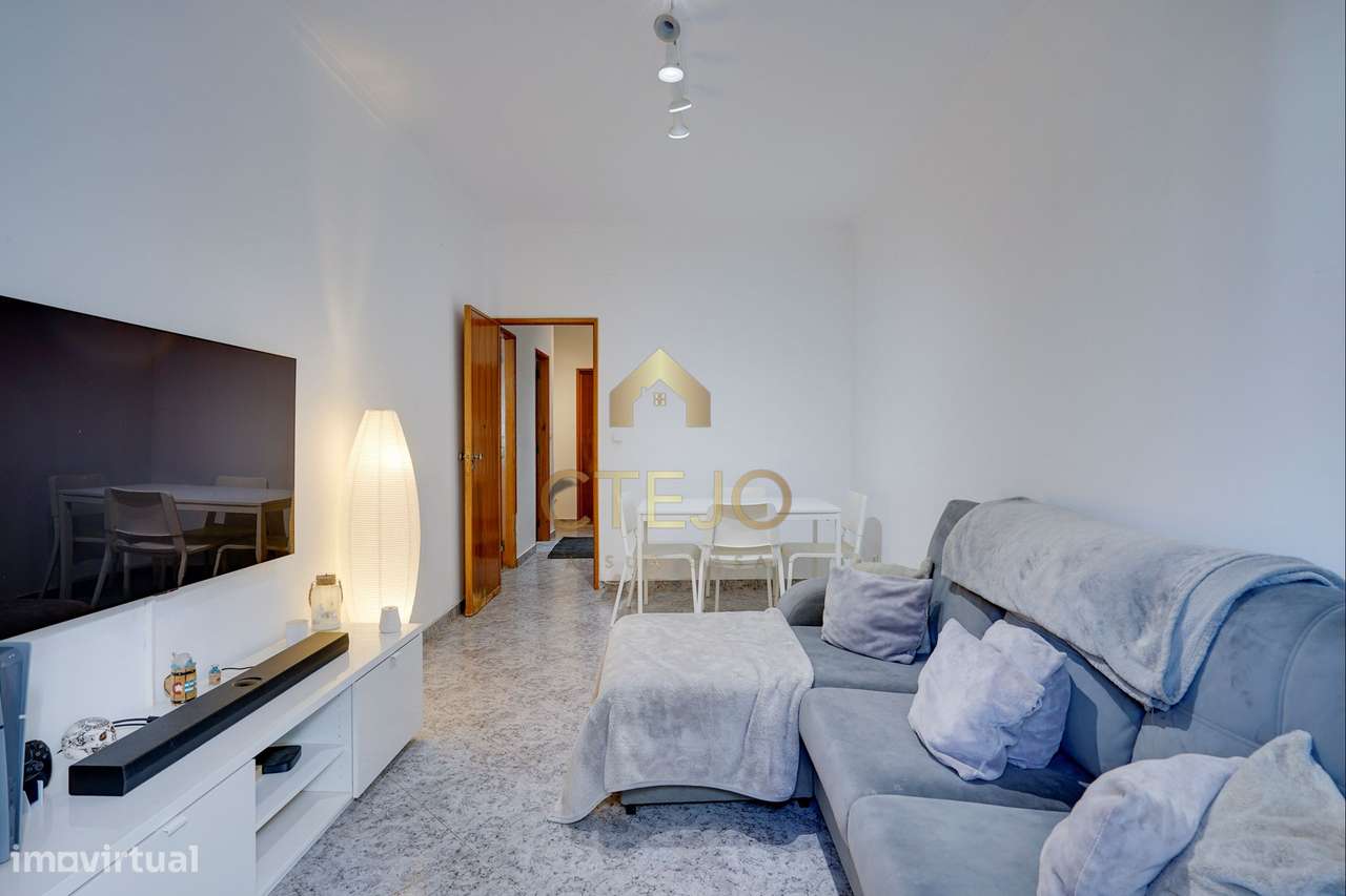 Apartamento T2  com varanda e arrecadação em Vale de Figueira , São Jo-2